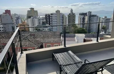 À venda próximo ao beiramar shopping! casa com 235m², piscina privativa, 3 suítes, churrasqueira e 5 vagas de garagem.