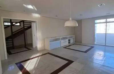 Duplex no centro de florianópolis! 4 quartos, terraço privativo e 2 vagas de garagem.