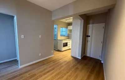 À venda | 47 m², mobiliado, 2 quartos, vista mar e andar alto - centro, próximo ao top market.