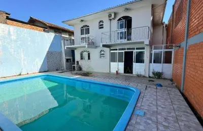 À venda | 185 m², piscina, churrasqueira, 4 quartos e 2 vagas cobertas - coloninha, florianópolis.