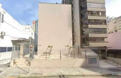 À venda | 2 quartos, térreo e 1 vaga de garagem - centro de florianópolis.