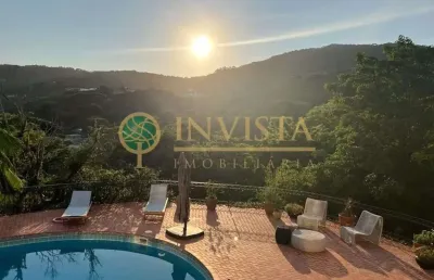 À venda | 909 m², 4 suítes, piscina privativa, área gourmet com churrasqueira e 5 vagas - córrego grande, florianópolis.