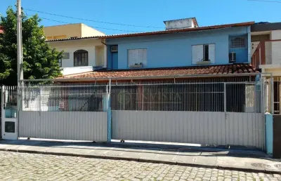 Locação | casa com 103 m², 3 quartos e 3 vagas - trindade, em florianópolis.