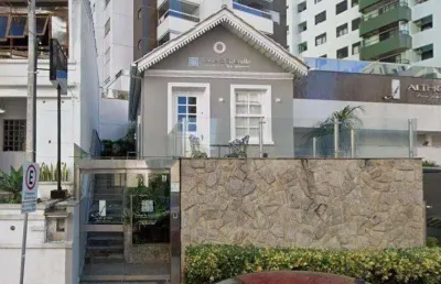 Locação | casa com 47 m², 2 quartos, varanda e 2 vagas - centro, em florianópolis.