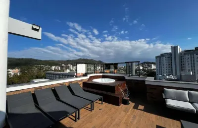 À venda | 166 m², duplex, mobiliada e decorada, terraço privativo, 3 quartos e 2 vagas - ao lado da ufsc, em florianópolis.