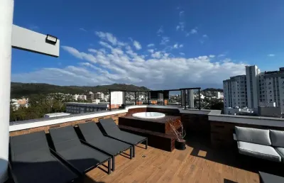 À venda | 166 m², duplex, mobiliada e decorada, terraço privativo, 3 quartos e 2 vagas - ao lado da ufsc, em florianópolis.
