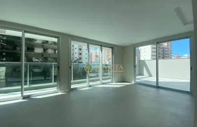 Novo com terraço privativo, 3 quartos e 2 vagas à venda no centro de florianópolis.