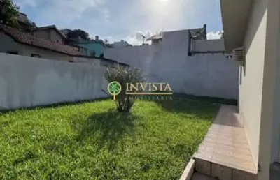 À venda em capoeiras! 3 quartos, espaço gourmet com churrasqueira e 1 vaga de garagem.