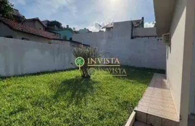 À venda em capoeiras! 3 quartos, espaço gourmet com churrasqueira e 1 vaga de garagem.