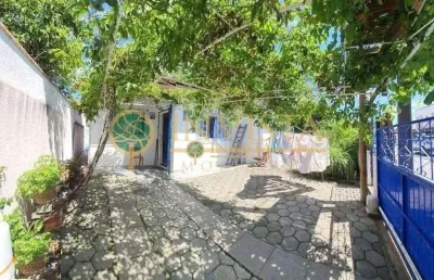 À venda na praia do campeche! casa com 3 quartos em localização privilegiada.