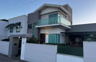 Oportunidade em navegantes: casa de luxo com piscina, próxima ao mar
