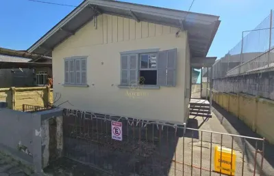 Casa aconchegante com 2 quartos, ótima localização e comércios próximos. ideal para quem busca praticidade.