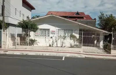Casa com 3 quartos à venda na Rua 906, 630, Centro, Balneário Camboriú