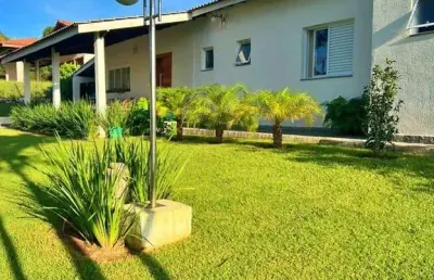 Excelente casa térrea com 2.000m² terreno com uma construção de 480m² , distribuído em 4 suítes, sala grande, cozinha grande, lavabo