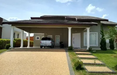 Localizada em um lindo terreno de esquina, próximo da área de lazer em um dos condomínios mais completos com ampla área de lazer, piscina, sauna,