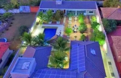 Esta magnifica casa possui quatro dormitórios todos com ar condicionado e piso laminado , casa auto sustentável em energia e agua ,