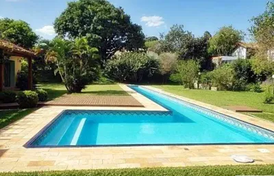 Linda casa em condomínio fechado, totalmente térrea .