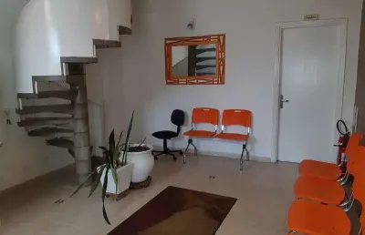 Prédio comercial localizado em uma das avenidas mais acessada da cidade, grandes fluxos de carro e pessoas