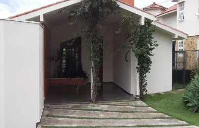Espetacular casa colonial para locação e venda em um dos melhores condomínios fechados da cidade santo antonio
