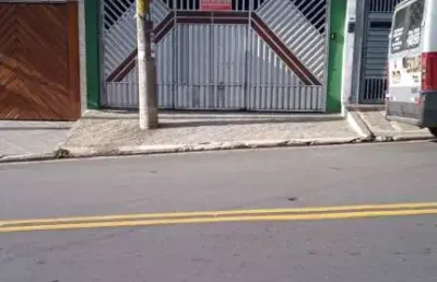 Sobrado no jardim silvina, rua tranquila e ótima localização.