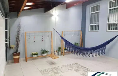 Sobrado parcialmente mobiliado no bairro santa terezinha - centro.