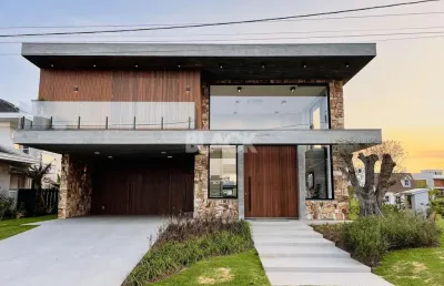 Casa de alto padrão porteira fechada no ocean side em torres rs