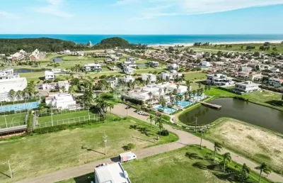 Amplo lote à venda com 900 m² no condomínio ilhas park em torres rs