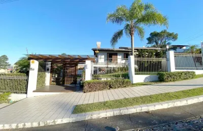 Mansão em torres com amplo pátio e gourmet com piscina