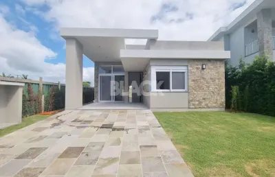 Casa térrea com 04 suítes no condomínio ilhas park em torres rs