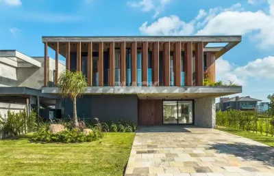 Casa mobiliada fundos lago, com 5 suítes no ilhas park em torres/rs