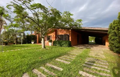 Casa a poucos passos do mar de 04 dormitórios com piscina e terreno 18x46