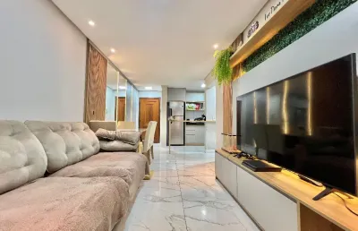 Amplo apartamento de um dormitório, com churrasqueira, mobiliado e decorado à 30m do mar!