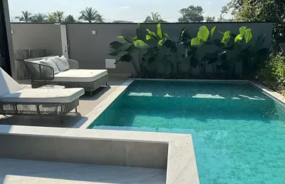 Imponente mansão de luxo em são lourenço, bertioga-sp: 6 quartos, 6 suítes, 3 salas, 8 banheiros, 4 vagas, 483m². venha conferir!