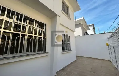 Casa sobreposta baixa à venda em santos com 2 quartos e quintal