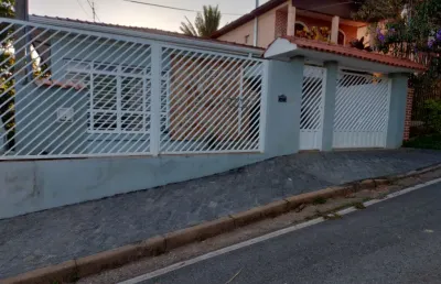 Casa térrea com 3 dormitórios mais edicula de 1 dormitório .