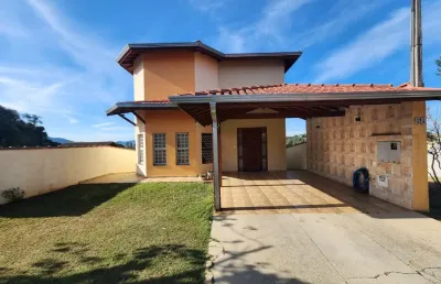 Sobrado em condomínio fechado com 2 dormitórios e mezanino.