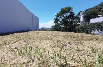 Trata-se de um terreno de 900 m², totalmente plano, localizado numa das regiões mais encantadoras de águas de lindóia.