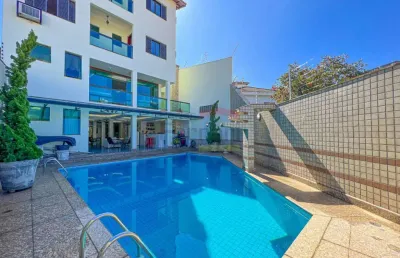 Residência magnífica: 5 suítes, 8 vagas, piscina, academia, churrasqueira, 800m² construído.