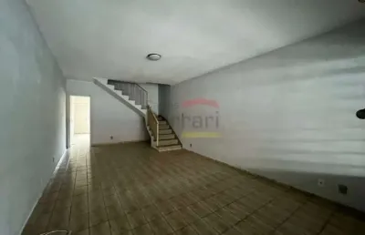 Sobrado no jardim frança com 153m², com três dormitórios, um banheiro social, uma sala com dois amb