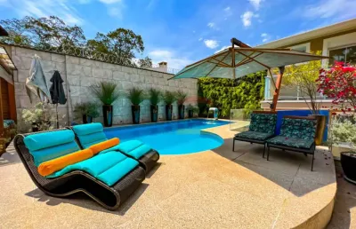 Casa térrea no horto de luxo com piscina, 4 suítes, escritório, 8 vagas e segurança.