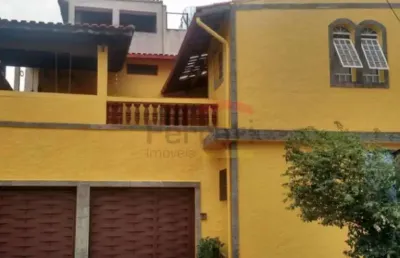 Sobrado com 3 dormitórios, sendo 1 suíte, 2 vagas de garagem, churrasqueira