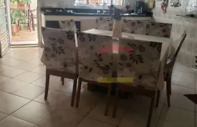 Sobrado com 3 dormitórios, sendo 1 suíte, 2 vagas  de garagem