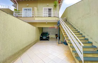 Casa no tremembé com quintal, churrasqueira, corredor lateral, 3 vagas, 3 dormitórios e 1 suíte.