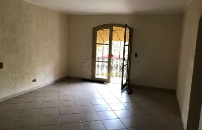 Sobrado em estilo colonial, localização privilegiada, área militar e arborizada. 10 vagas cobertas.