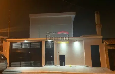Sobrado novo em condomínio com piscina, 3 quartos, 1 suíte, 4 vagas.