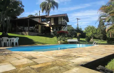 Casa no condomínio reserva das hortênsias na serra da cantareira com chalé para hóspedes.