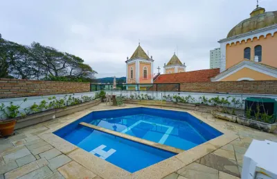 Luxuosa mansão, em condomínio moderno, seguro e bem localizado com vista para serra.