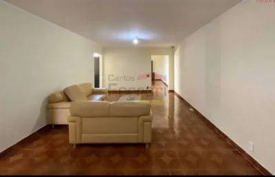 Casa térrea com 296 m² área construída / 4 dormitórios / 3 suítes, 4 vagas