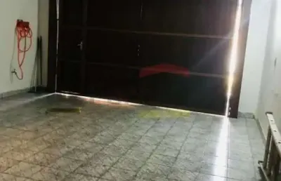 Sobrado à venda à 1 km do metrô à pé, com 2 dormitórios, 2 vagas com 100 m²