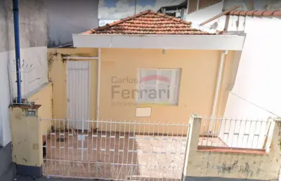 Casa térrea com 4 dormitórios, sendo 1 suíte, 1 vaga de garagem.